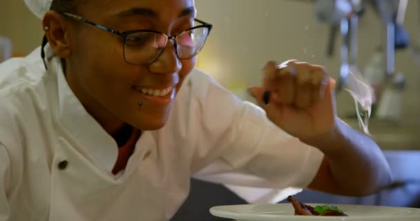 Close Chef Feminino Guarnição Alimentos Prato Cozinha — Vídeo de Stock