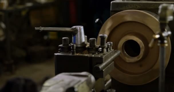 Metal Makine Atölyesinde Üzerinde Orta Bölümünde — Stok video