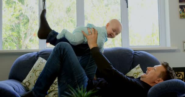 Onun Bebek Çocuk Evde Oturma Odasında Oynamaktan Baba — Stok video
