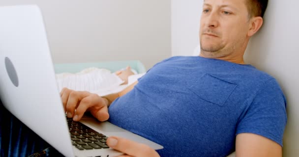 Menino Bebê Dormindo Enquanto Pai Usando Laptop Quarto Casa — Vídeo de Stock