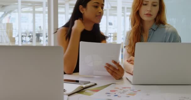 Ejecutivos Discutiendo Sobre Ordenador Portátil Documento Oficina — Vídeos de Stock