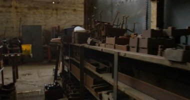 Rafa atölyesinde 4k çeşitli metal aletleri