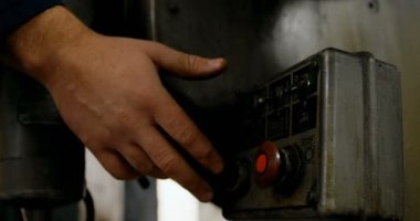 Bir makine atölyesinde 4 k çalışma metal Close-up