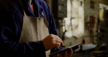 Özenli metal atölyesinde 4 k dijital tablet kullanma