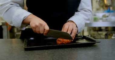 Orta bölümüne sahip olan restoranda şef kesme domuz pastırması 