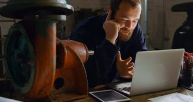 Mutlu metal atölyesinde 4 k cep telefonunda konuşuyor