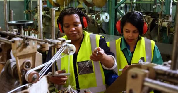 Trabajadoras Que Trabajan Industria Fabricación Cuerdas — Vídeos de Stock