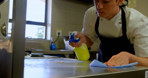 Αρσενικό Σεφ Καθαρισμού Πάγκο Κουζίνας Στο Εστιατόριο — Αρχείο Βίντεο