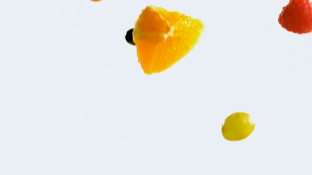 新鲜水果的特写镜头落在白色背景4K — 图库视频影像
