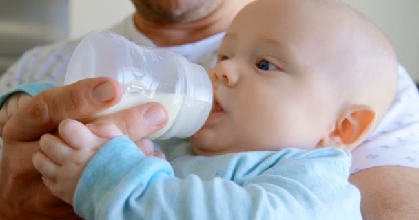 Nahaufnahme Des Vaters Der Seinen Kleinen Jungen Hause Mit Milch — Stockvideo