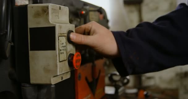 Nahaufnahme Eines Metallschmieds Der Eine Maschine Der Werkstatt Bedient — Stockvideo