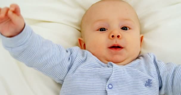 Niño Sonriendo Mientras Relaja Cama Bebé Casa — Vídeos de Stock