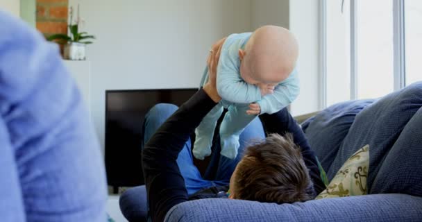 Padre Jugando Con Bebé Sala Estar Casa — Vídeos de Stock