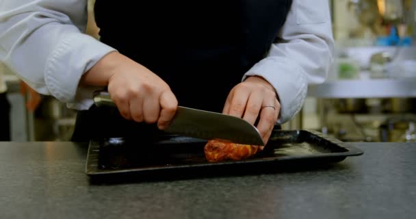 Sección Media Del Chef Cortando Tocino Con Cuchillo Restaurante — Vídeo de stock