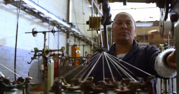 Travailleuse Attentive Travaillant Dans Industrie Fabrication Corde — Video