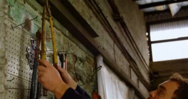 Özenli metal atölyesinde 4 k araçlar kontrol