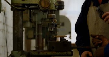 İki metal kullanarak bölüm matkap basın makine atölyesinde 4 k