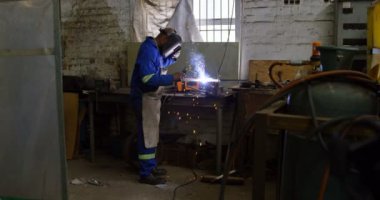 Özenli metal atölyesinde 4 k kaynak meşale kullanarak