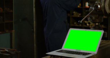 4 k atölyede çalışan metal orta bölümünde