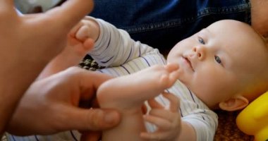 Babası onun bebek çocuğun ev 4 k alarak resmini Close-up