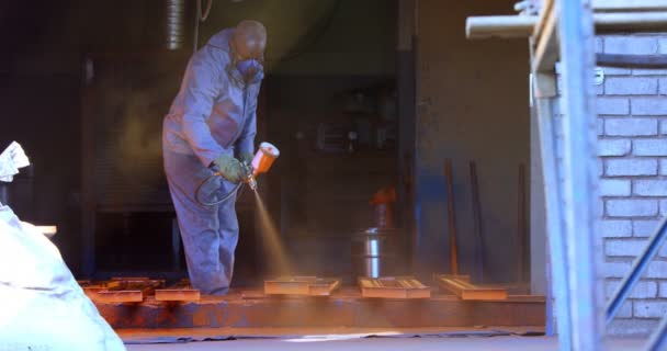 Προσεκτικό Metalsmith Χρησιμοποιώντας Μηχάνημα Ψεκασμού Ζωγραφική Στο Εργαστήρι — Αρχείο Βίντεο