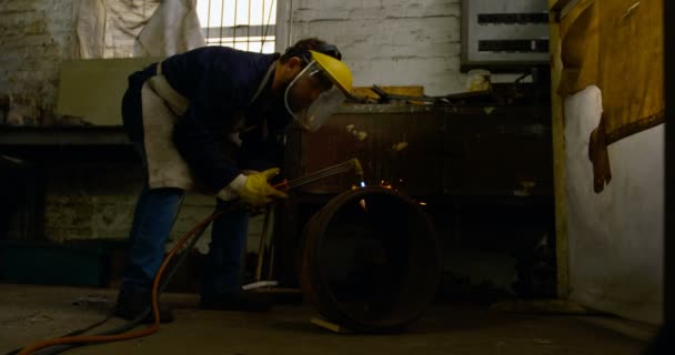 在4K 车间使用焊枪的衰减金属史密斯 — 图库视频影像