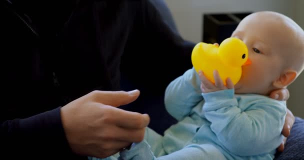 Bayi Laki Laki Dengan Ayahnya Bermain Dengan Mainan Rumah — Stok Video