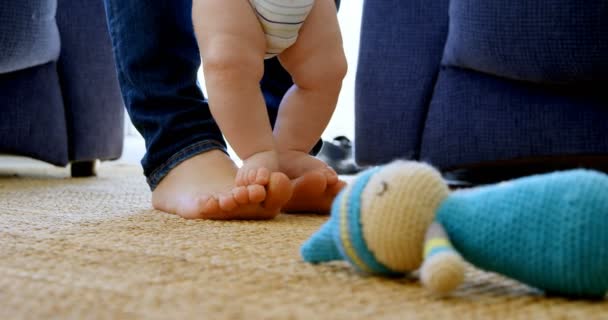 Vader Helpen Babyjongen Lopen Huiskamer — Stockvideo