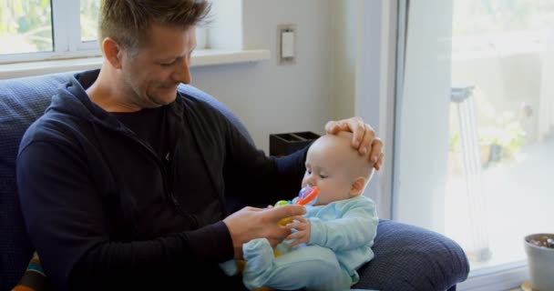 を自宅の玩具で遊ぶ彼の父と男の子の赤ちゃん — ストック動画