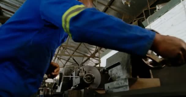 Προσεκτικό Metalsmith Που Εργάζονται Στο Εργαστήριο — Αρχείο Βίντεο