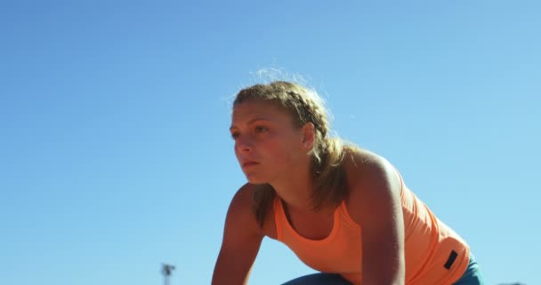 Atleta Femenina Preparándose Para Carrera Pista Carreras Recinto Deportivo — Vídeo de stock