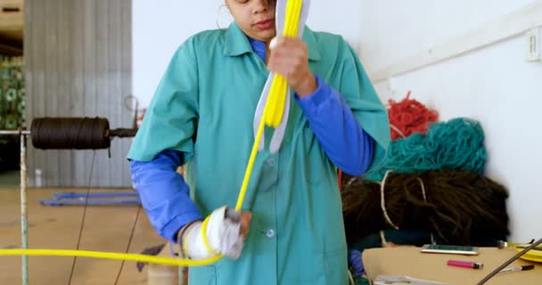 を作るロープで働く女性労働者 — ストック動画