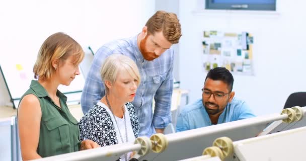 Arquitecturas Discutiendo Sobre Mesa Redacción Oficina — Vídeo de stock