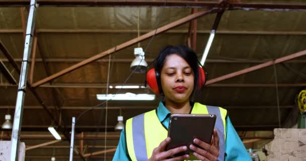Trabalhadora Feminina Usando Tablet Digital Indústria Fabricação Cordas — Vídeo de Stock