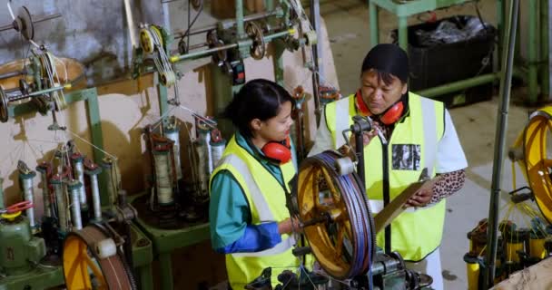 Женщины Рабочие Обсуждают Планшетом Индустрии Производства Веревок — стоковое видео