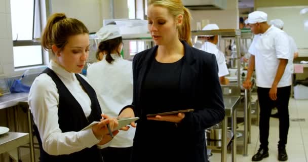 Gerente Feminino Chefes Sexo Feminino Discutindo Sobre Prancheta Cozinha — Vídeo de Stock