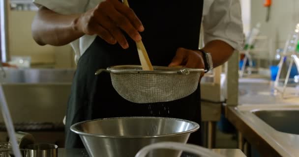 Prostřední Část Barvení Bílé Mouky Kovové Mísy Restauraci Šéfkuchaře — Stock video