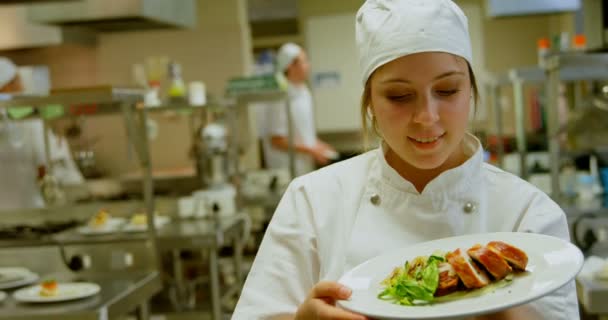 微笑的女厨师拿着菜 并显示确定标志 — 图库视频影像