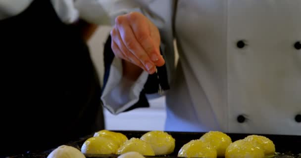 Seção Intermediária Chef Polvilhando Açúcar Bola Massa Cozinha — Vídeo de Stock