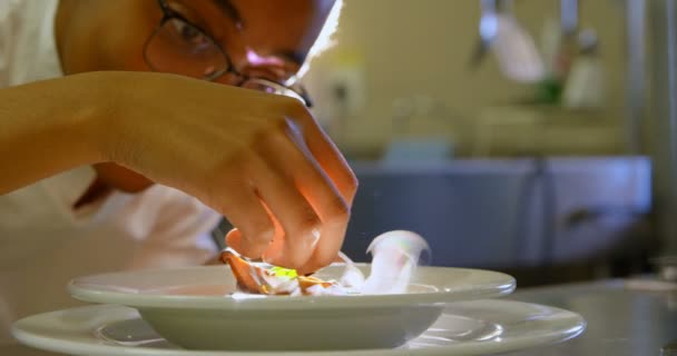 女厨师在厨房4K 盘子里装饰食物的特写镜头 — 图库视频影像