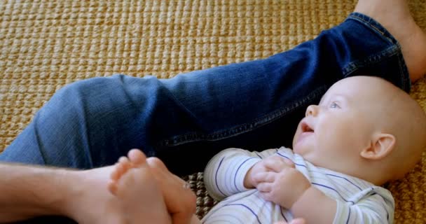 Πατέρα Παίζοντας Αγόρι Μωρό Στο Σαλόνι Στο Σπίτι — Αρχείο Βίντεο