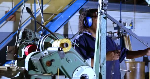 Trabajadora Que Trabaja Industria Fabricación Cuerdas — Vídeo de stock