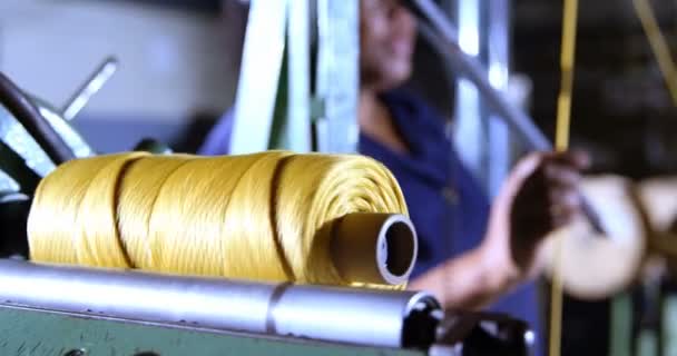 Primer Plano Del Trabajador Que Trabaja Industria Fabricación Cuerdas — Vídeos de Stock
