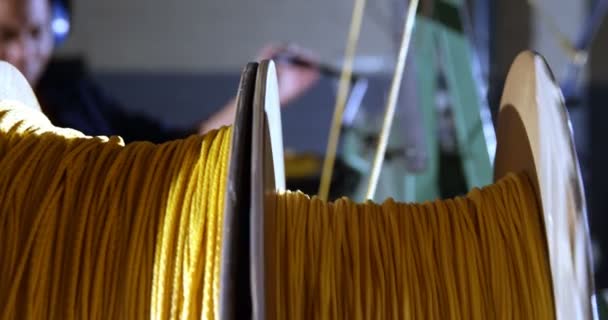 在制绳行业工作的女工4K — 图库视频影像