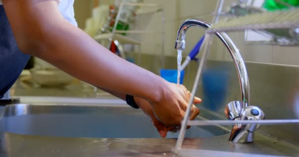 Seitenansicht des Küchenchefs waschen Hände im Waschbecken in Küche 4k Seitenansicht des Küchenchefs waschen Hände im Waschbecken in Küche 4k