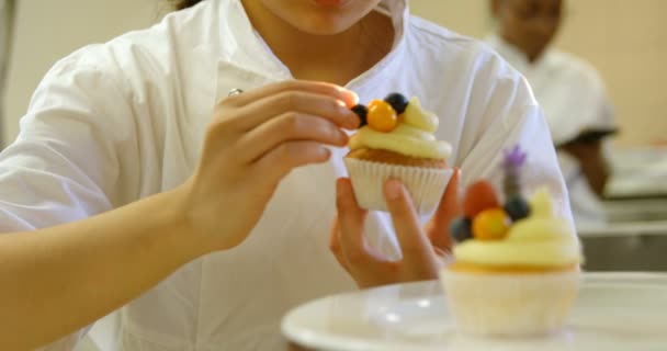 Femme Chef Garniture Muffins Dans Cuisine Restaurant — Video