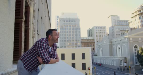 Přemýšlivý Muž Stojící Balkon Doma — Stock video