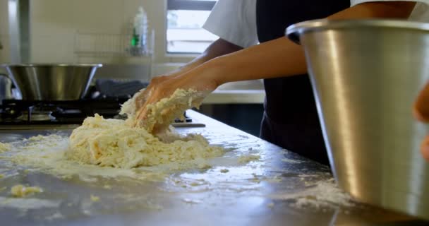 Chef Fêmea Amassar Massa Cozinha Restaurante — Vídeo de Stock