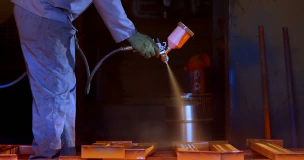 Metalúrgico Atento Usando Máquina Pintura Del Aerosol Taller — Vídeo de stock