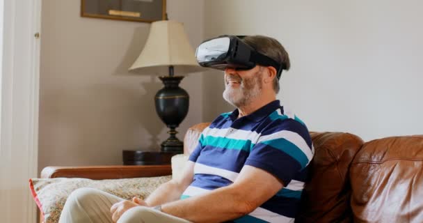 Uomo Anziano Utilizzando Auricolare Realtà Virtuale Soggiorno Casa — Video Stock